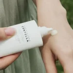 خرید ضدآفتاب تسکین‌دهنده چای تریکا SPF50+ اسکین 1004