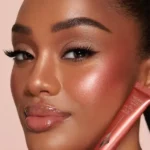 قیمت هایلایتر و رژگونه مایع شارلوت تیلبری مدل BEAUTY LIGHT WAND